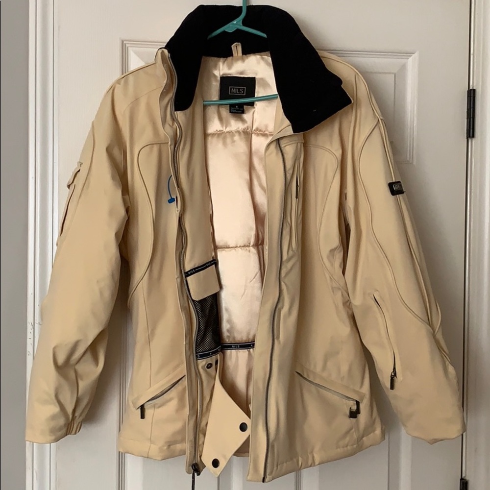 Beautiful pale yellow ski jacket.